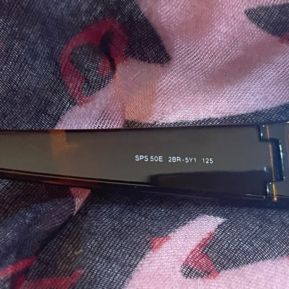 Prada - Picture 3 of 6